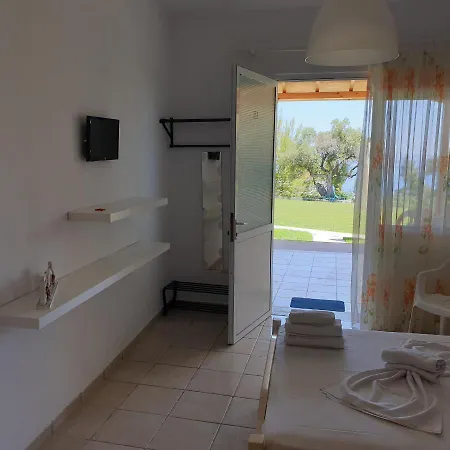 Amparoudes Apartament *