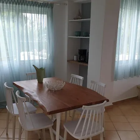 Apartment Amparoudes *